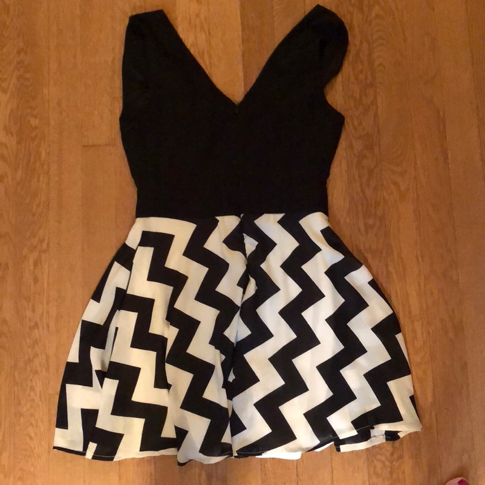⚪️⚫️ Pattern Dress - Picture 4 of 5